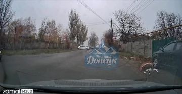 В Енакиево водитель на скорости влетел в фонарный столб