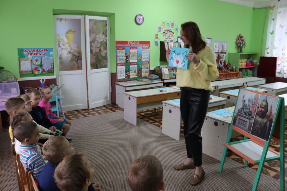 Творческий мастер-класс. 5 ноября Центральная детская библиотека провела для воспитанников подготовительной группы детского сада №49 «Дюймовочка» творческий мастер-класс по изготовлению открытки «Ладошки единства» Творческий мастер-класс. 5 ноября Центральная детская библиотека провела для воспитанников подготовительной группы детского сада №49 «Дюймовочка» творческий мастер-класс по изготовлению открытки «Ладошки единства»