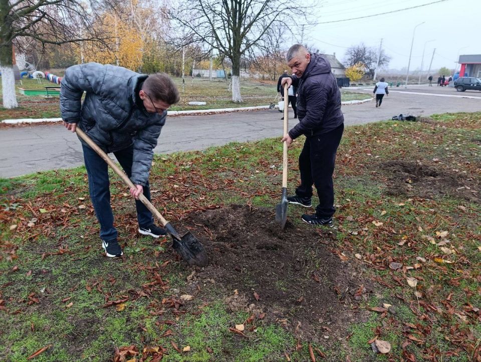 В ноябре 2025 года филиал фонда «Защитники Отечества» в Донецкой Народной Республике вновь принял участие в организации и проведении ежегодной международной акции «Сад Памяти» В ноябре 2025 года филиал фонда «Защитники Отечества» в Донецкой Народной Республике вновь принял участие в организации и проведении ежегодной международной акции «Сад Памяти»
