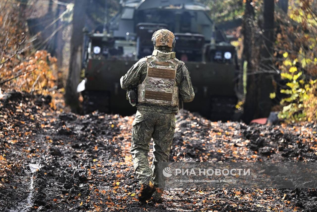 Выезд на боевое дежурство расчёта ЗРК 9К332 «Тор-М2» группировки войск «Центр» на Покровском (Красноармейском) направлении Выезд на боевое дежурство расчёта ЗРК 9К332 «Тор-М2» группировки войск «Центр» на Покровском (Красноармейском) направлении