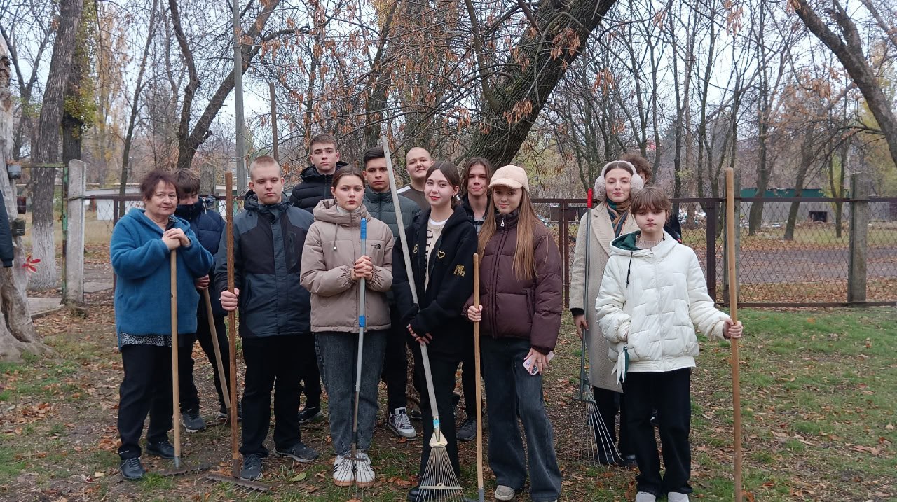 Школьники Ждановки навели порядок на территории школы