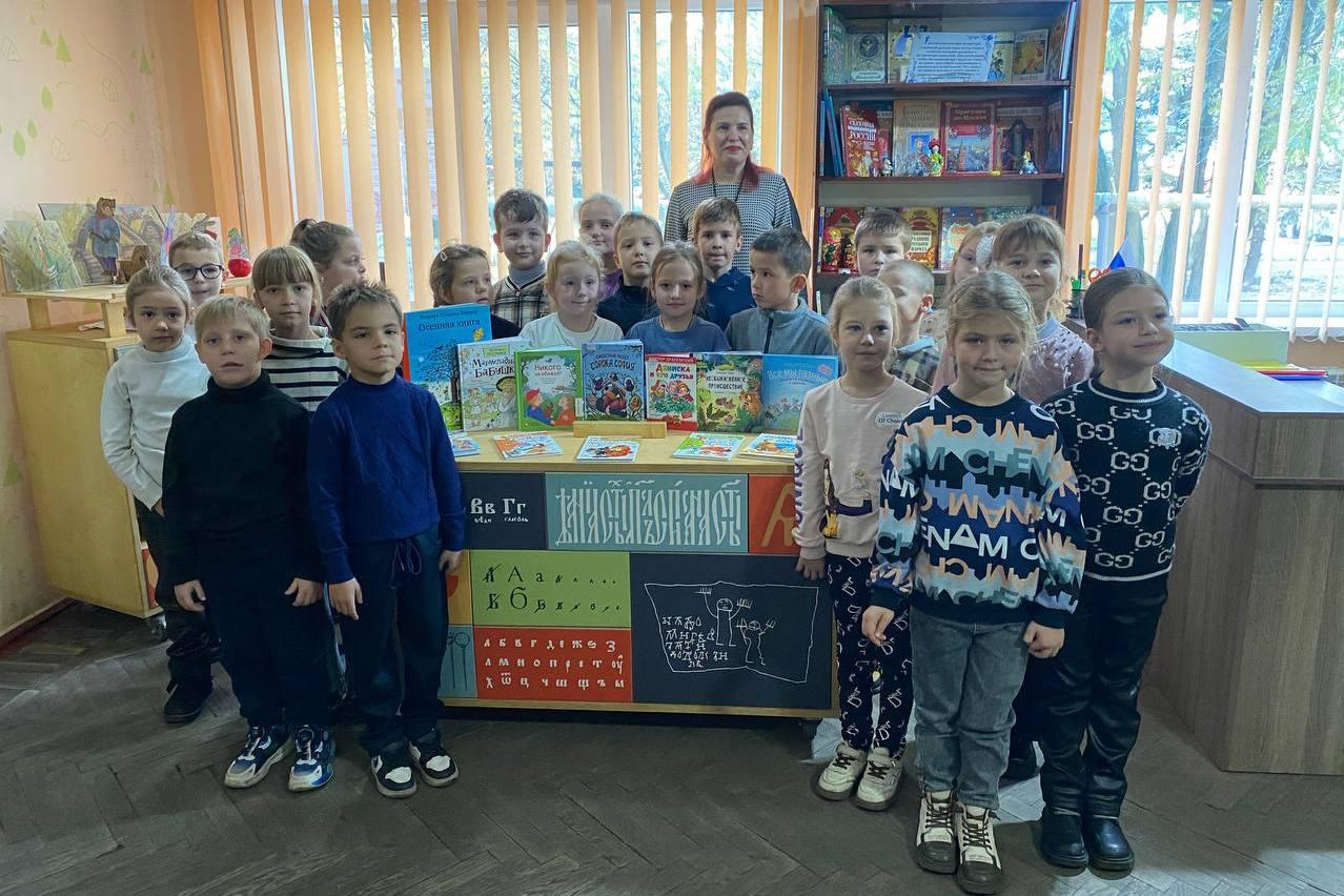 Для обучающихся 1-х классов средней школы № 1 провели экскурсию-знакомство с библиотекой