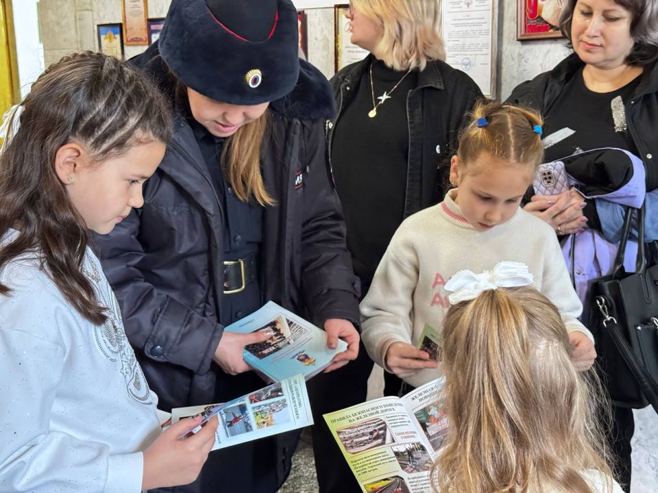 Сотрудники транспортной полиции Донецка провели урок безопасности в рамках празднования Дня народного единства