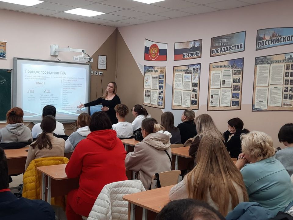 БЕСЕДА С ВЫПУСКНИКАМИ. Казалось бы учебный год только начался, но уже совсем скоро Новый год, и не только сам праздник, а новый год, как новая страница в жизни выпускников всех школ БЕСЕДА С ВЫПУСКНИКАМИ. Казалось бы учебный год только начался, но уже совсем скоро Новый год, и не только сам праздник, а новый год, как новая страница в жизни выпускников всех школ