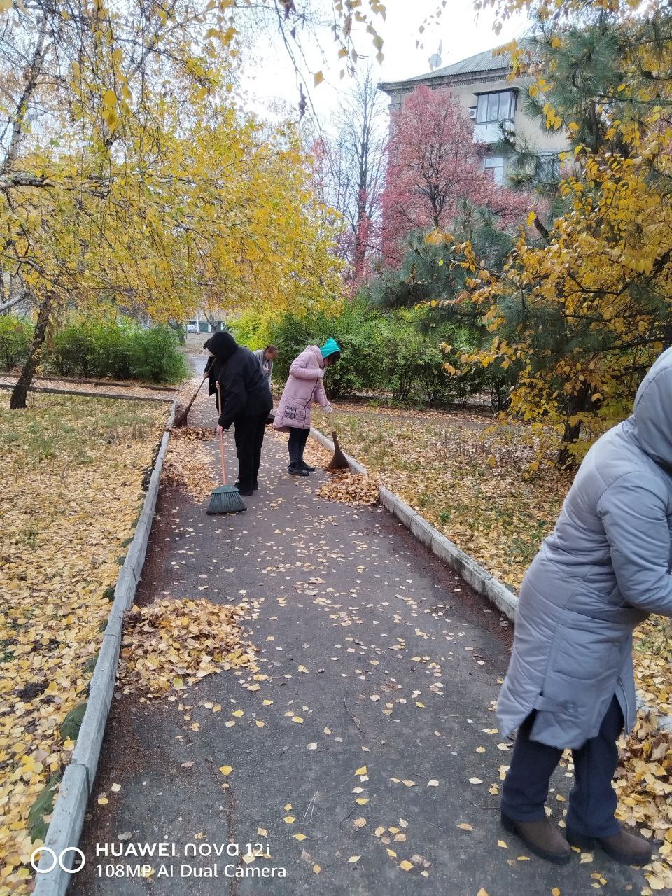 1 ноября в золотой, осенний день Дворец культуры ясиновцев организовал субботник по уборке нашей площади, с целью реализации партийного проекта "Городская Среда" 1 ноября в золотой, осенний день Дворец культуры ясиновцев организовал субботник по уборке нашей площади, с целью реализации партийного проекта "Городская Среда"