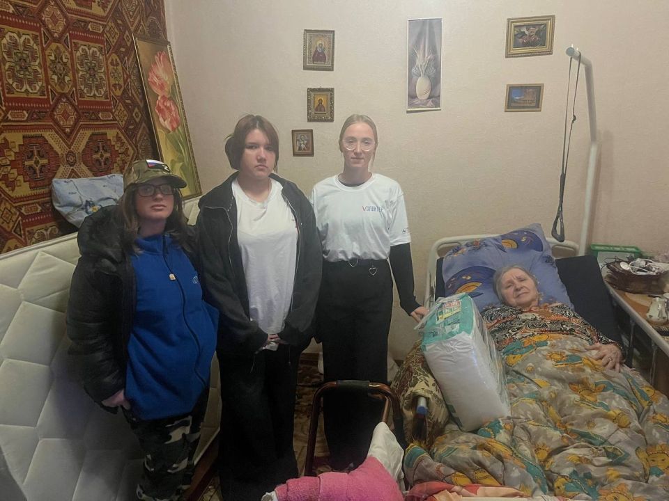 «День единых действий». В День Народного единства, в рамках Всероссийской акции «Россия - семья семей», представители администрации совместно с волонтёрами центра «Дома «День единых действий». В День Народного единства, в рамках Всероссийской акции «Россия - семья семей», представители администрации совместно с волонтёрами центра «Дома