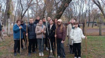Школьники Ждановки навели порядок на территории школы