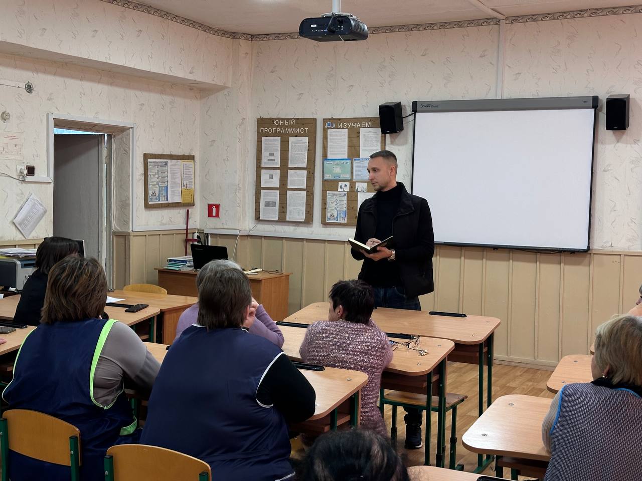 Владислав Подкова: В селе Петровское провёл встречу с рабочим коллективом местной школы Владислав Подкова: В селе Петровское провёл встречу с рабочим коллективом местной школы