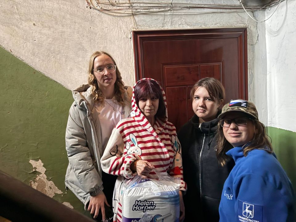 «День единых действий». В День Народного единства, в рамках Всероссийской акции «Россия - семья семей», представители администрации совместно с волонтёрами центра «Дома «День единых действий». В День Народного единства, в рамках Всероссийской акции «Россия - семья семей», представители администрации совместно с волонтёрами центра «Дома