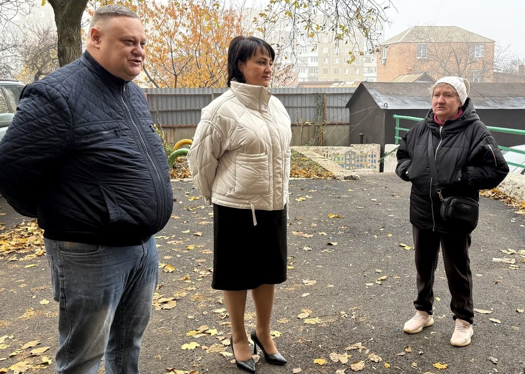 Иван Адамец: В Куйбышевском районе управляющий делами администрации городского округа Донецк Юлия Сницарь провела встречу с жителями дома №69в по проспекту Офицерскому