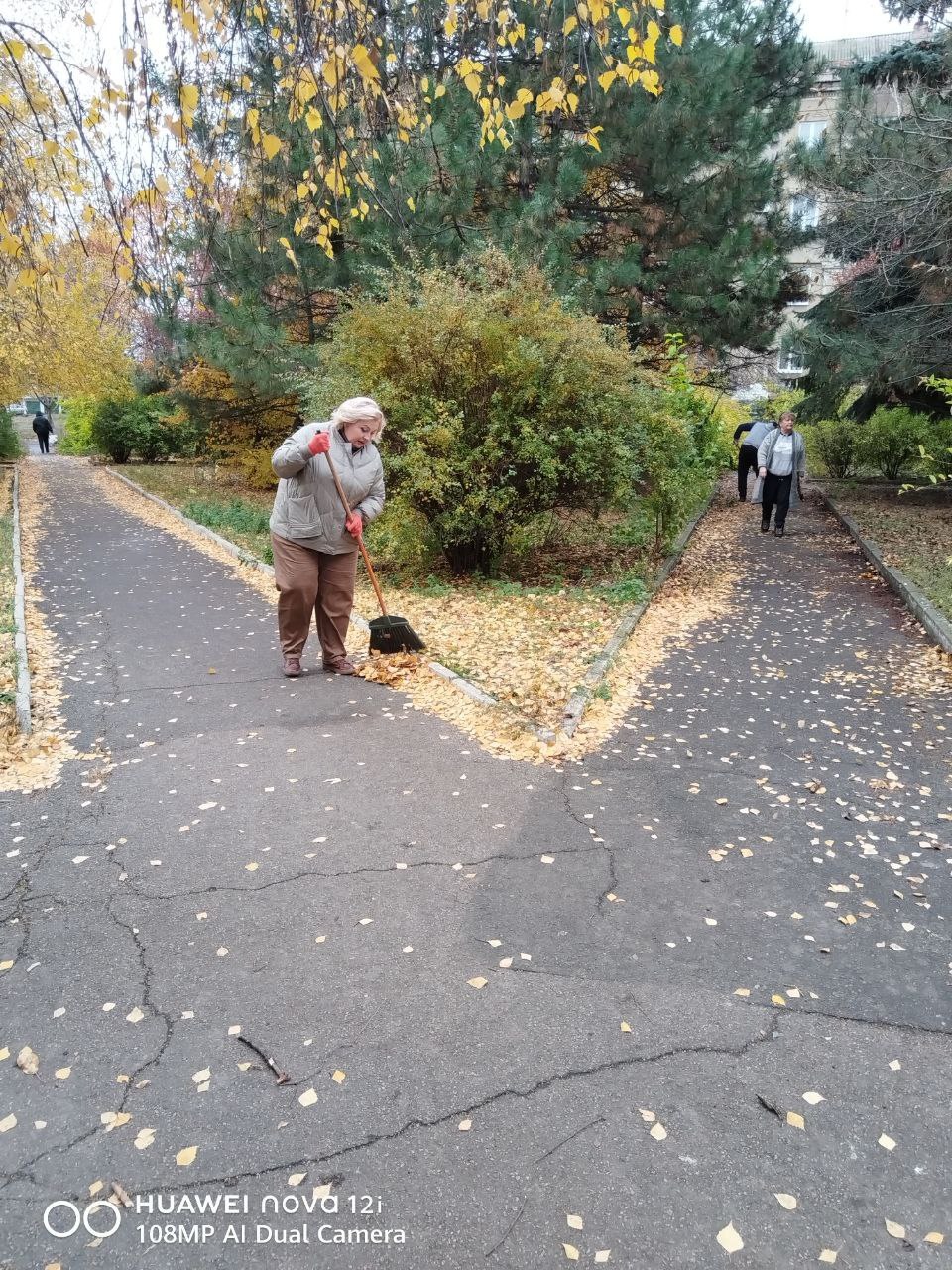 1 ноября в золотой, осенний день Дворец культуры ясиновцев организовал субботник по уборке нашей площади, с целью реализации партийного проекта "Городская Среда" 1 ноября в золотой, осенний день Дворец культуры ясиновцев организовал субботник по уборке нашей площади, с целью реализации партийного проекта "Городская Среда"