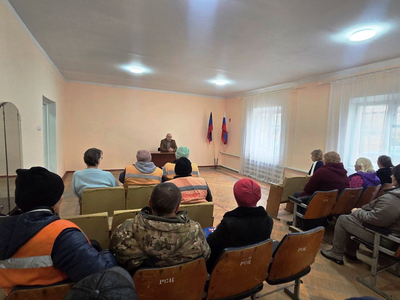 Сегодня, 5 ноября, первый заместитель главы администрации городского округа Дебальцево Максим Вельма встретился с трудовым коллективом Участка № 6 Енакиевского филиала единого регионального фонда по управлению МКД в... Сегодня, 5 ноября, первый заместитель главы администрации городского округа Дебальцево Максим Вельма встретился с трудовым коллективом Участка № 6 Енакиевского филиала единого регионального фонда по управлению МКД в...