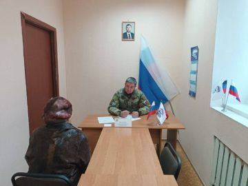 Сегодня, 5 ноября депутат Народного совета ДНР первого созыва Александр Камышов провёл приём граждан в Общественной приемной Председателя партии «Единая Россия» Червоногвардейского района городского округа Макеевка