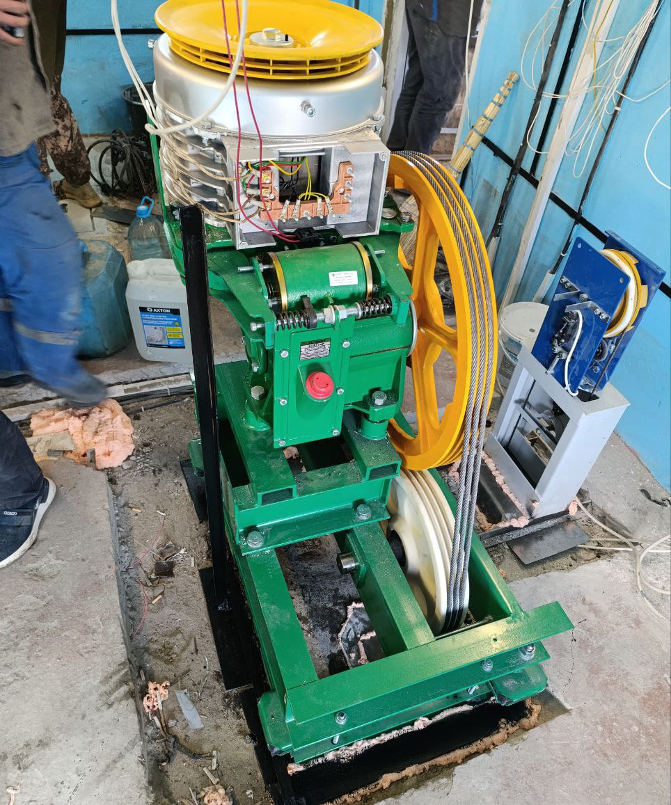 В Кировском устанавливают два новых лифта В Кировском устанавливают два новых лифта