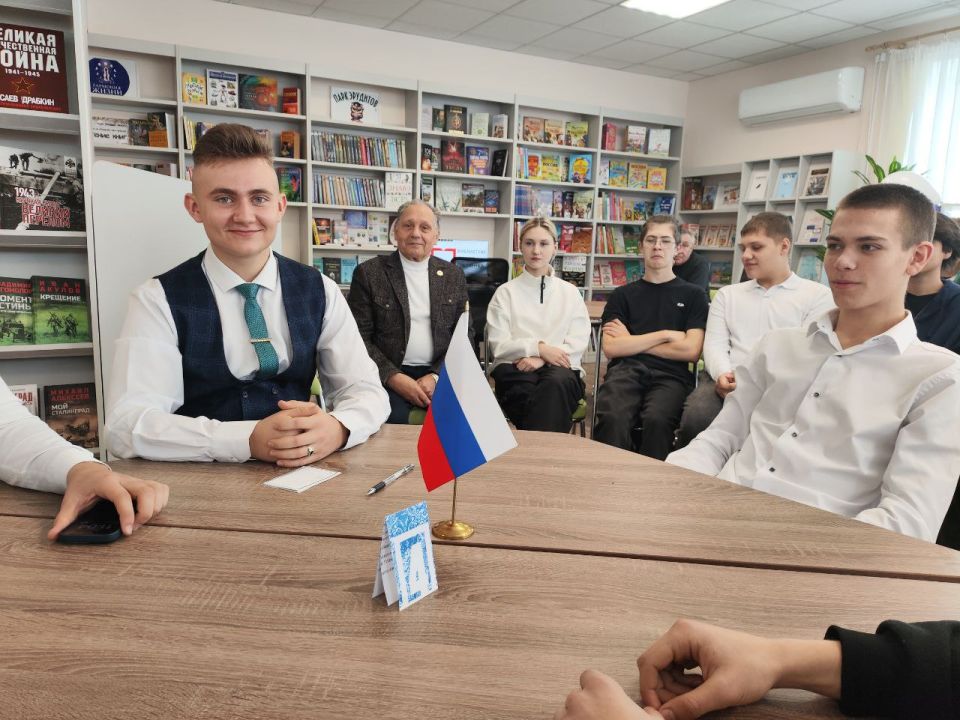 4 ноября в День народного единства сотрудники центральной городской библиотеки совместно с представителями общероссийского общественно-государственного движения «Движение первых» для молодежи города провели тематическую... 4 ноября в День народного единства сотрудники центральной городской библиотеки совместно с представителями общероссийского общественно-государственного движения «Движение первых» для молодежи города провели тематическую...