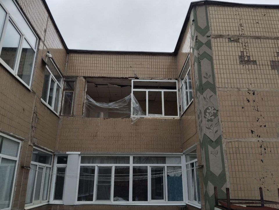 Нижегородские подрядчики приступили к частичной замене окон в детсаду № 1 Харцызска Нижегородские подрядчики приступили к частичной замене окон в детсаду № 1 Харцызска