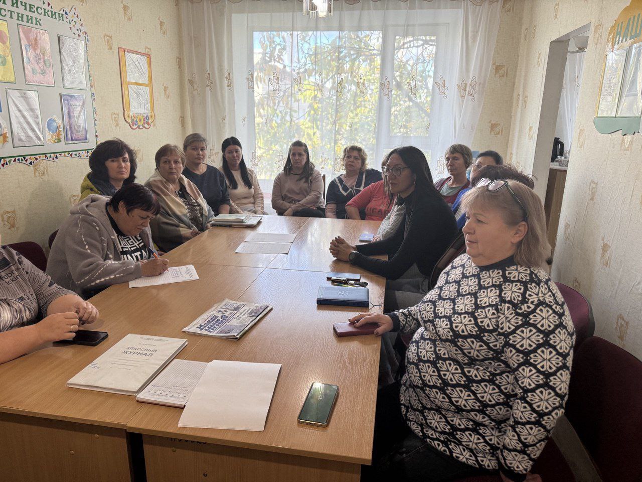 Заведующая Новоселовским территориальным сектором Администрации Тельмановского муниципального округа провела встречу с трудовым коллективом Чермалыкской школы, где были рассмотрены следующие ключевые темы: