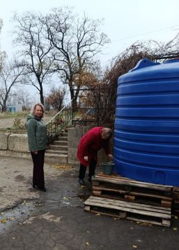 По поручению Главы Республики Дениса Пушилина депутат Торезского городского совета Яна Оприщенко проконтролировала подвоз воды в ранее установленные ёмкости возле дома 24 на микрорайоне 4