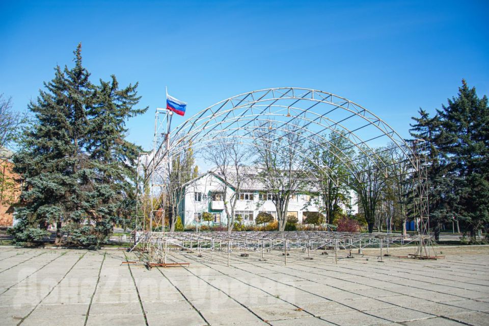 “Чистим, метем, убираем – работаем”: как живут люди в Курахово через 10 месяцев после освобождения города