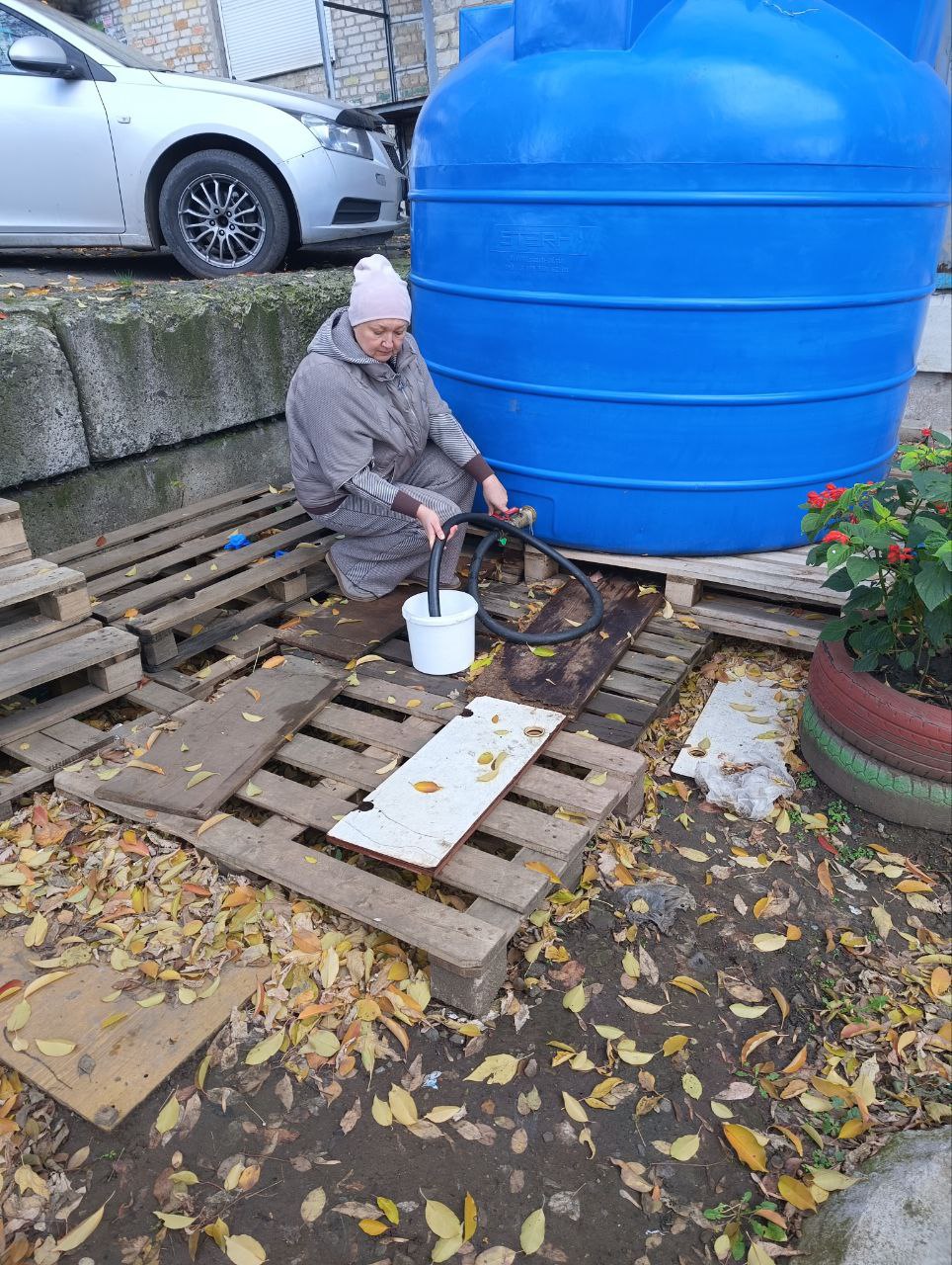 В рамках протокольного поручения Главы Республики Дениса Пушилина депутат Торезского городского совета Андрей Федченко проконтролировал подвоз воды в ранее установленную ёмкость по улице Фадеева В рамках протокольного поручения Главы Республики Дениса Пушилина депутат Торезского городского совета Андрей Федченко проконтролировал подвоз воды в ранее установленную ёмкость по улице Фадеева
