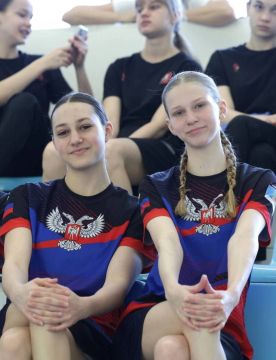 Наши синхронистки Дарья Кутько и Вера Брон получили звание Мастеров спорта России! Поздравляем девушек с признанием их труда и спортивного таланта!!!