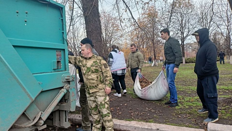 Общегородской субботник. В рамках партийного проекта «Зелёная экономика» партии Единая Россия 1 ноября в городском округе Енакиево состоялся общегородской субботник Общегородской субботник. В рамках партийного проекта «Зелёная экономика» партии Единая Россия 1 ноября в городском округе Енакиево состоялся общегородской субботник