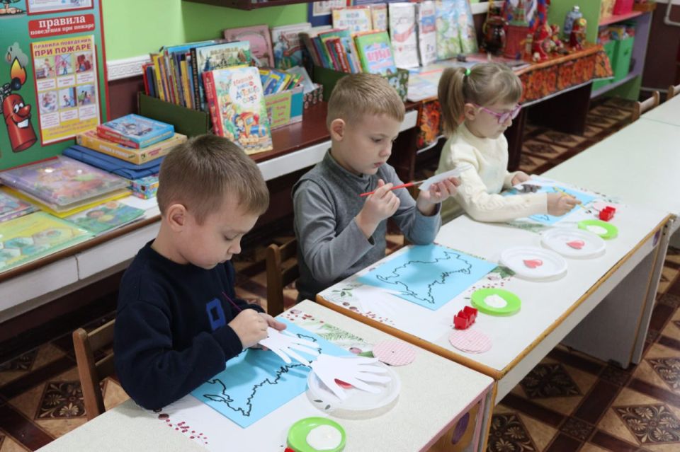 Творческий мастер-класс. 5 ноября Центральная детская библиотека провела для воспитанников подготовительной группы детского сада №49 «Дюймовочка» творческий мастер-класс по изготовлению открытки «Ладошки единства» Творческий мастер-класс. 5 ноября Центральная детская библиотека провела для воспитанников подготовительной группы детского сада №49 «Дюймовочка» творческий мастер-класс по изготовлению открытки «Ладошки единства»