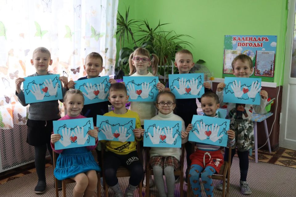 Творческий мастер-класс. 5 ноября Центральная детская библиотека провела для воспитанников подготовительной группы детского сада №49 «Дюймовочка» творческий мастер-класс по изготовлению открытки «Ладошки единства» Творческий мастер-класс. 5 ноября Центральная детская библиотека провела для воспитанников подготовительной группы детского сада №49 «Дюймовочка» творческий мастер-класс по изготовлению открытки «Ладошки единства»