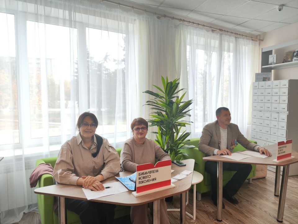 4 ноября в День народного единства сотрудники центральной городской библиотеки совместно с представителями общероссийского общественно-государственного движения «Движение первых» для молодежи города провели тематическую... 4 ноября в День народного единства сотрудники центральной городской библиотеки совместно с представителями общероссийского общественно-государственного движения «Движение первых» для молодежи города провели тематическую...