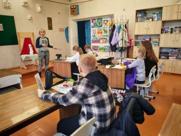 Сегодня, 5 ноября, для отдела ИЗО в СШ №17 преподавателем отдела ИЗО была проведена тематическая беседа с учащимися третьей группы "Братья навек", на которой они узнали историю возникновения праздника, и какую роль в истории...