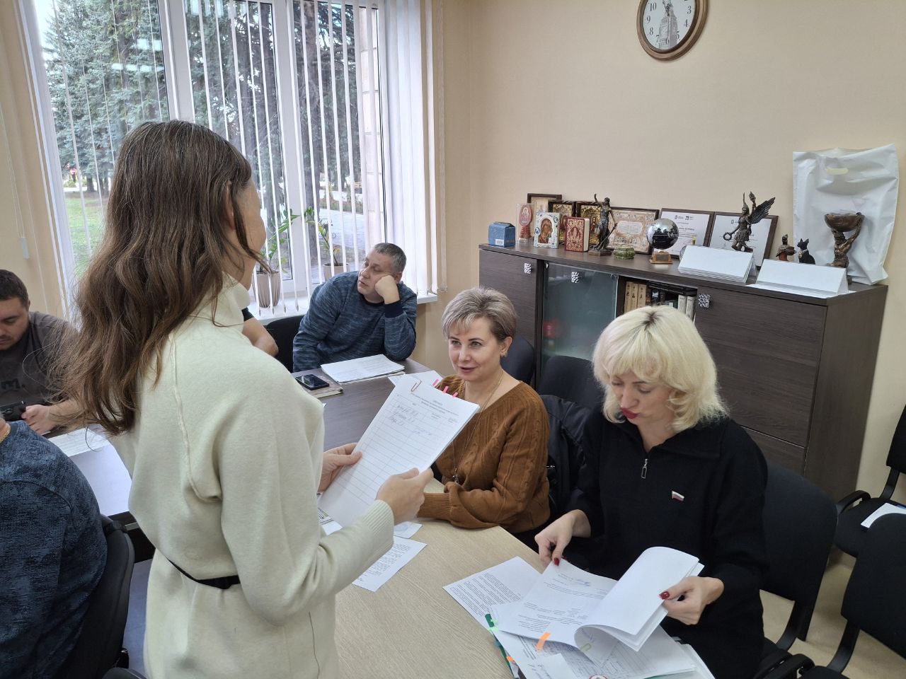 ВСТРЕЧИ С ЖИТЕЛЯМИ. 05 ноября 2025 года депутаты Ясиноватского муниципального совета Донецкой Народной Республики от фракции «Единая Россия» Ольга Безуглая, Елена Асаул провели встречи с жителями, во исполнение поручения... ВСТРЕЧИ С ЖИТЕЛЯМИ. 05 ноября 2025 года депутаты Ясиноватского муниципального совета Донецкой Народной Республики от фракции «Единая Россия» Ольга Безуглая, Елена Асаул провели встречи с жителями, во исполнение поручения...