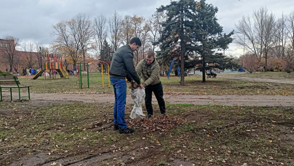 Общегородской субботник. В рамках партийного проекта «Зелёная экономика» партии Единая Россия 1 ноября в городском округе Енакиево состоялся общегородской субботник Общегородской субботник. В рамках партийного проекта «Зелёная экономика» партии Единая Россия 1 ноября в городском округе Енакиево состоялся общегородской субботник