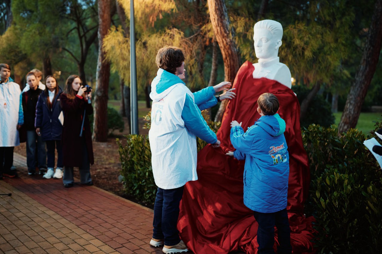 Аллея героев-артековцев в Международном детском центре «Артек» пополнилась новым бюстом — Героя России, выпускника лагеря 2018 года Назара Енина Аллея героев-артековцев в Международном детском центре «Артек» пополнилась новым бюстом — Героя России, выпускника лагеря 2018 года Назара Енина