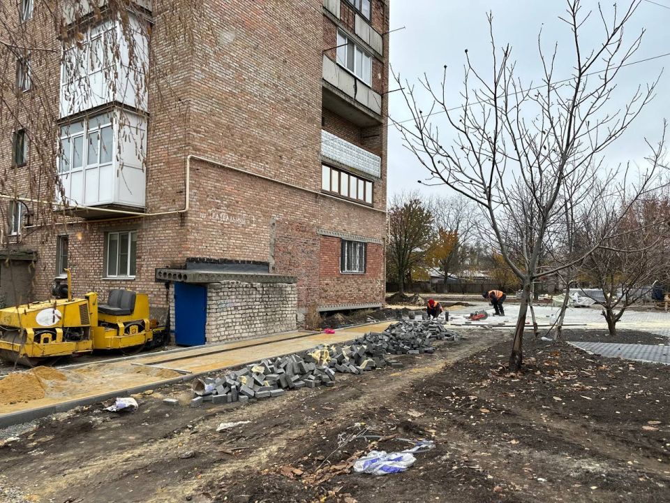 Денис Зубов: Администрацией городского округа Иловайск продолжаются работы по реализации мероприятия "благоустройство сквера в районе дома № 1 по переулку Театральный" Денис Зубов: Администрацией городского округа Иловайск продолжаются работы по реализации мероприятия "благоустройство сквера в районе дома № 1 по переулку Театральный"