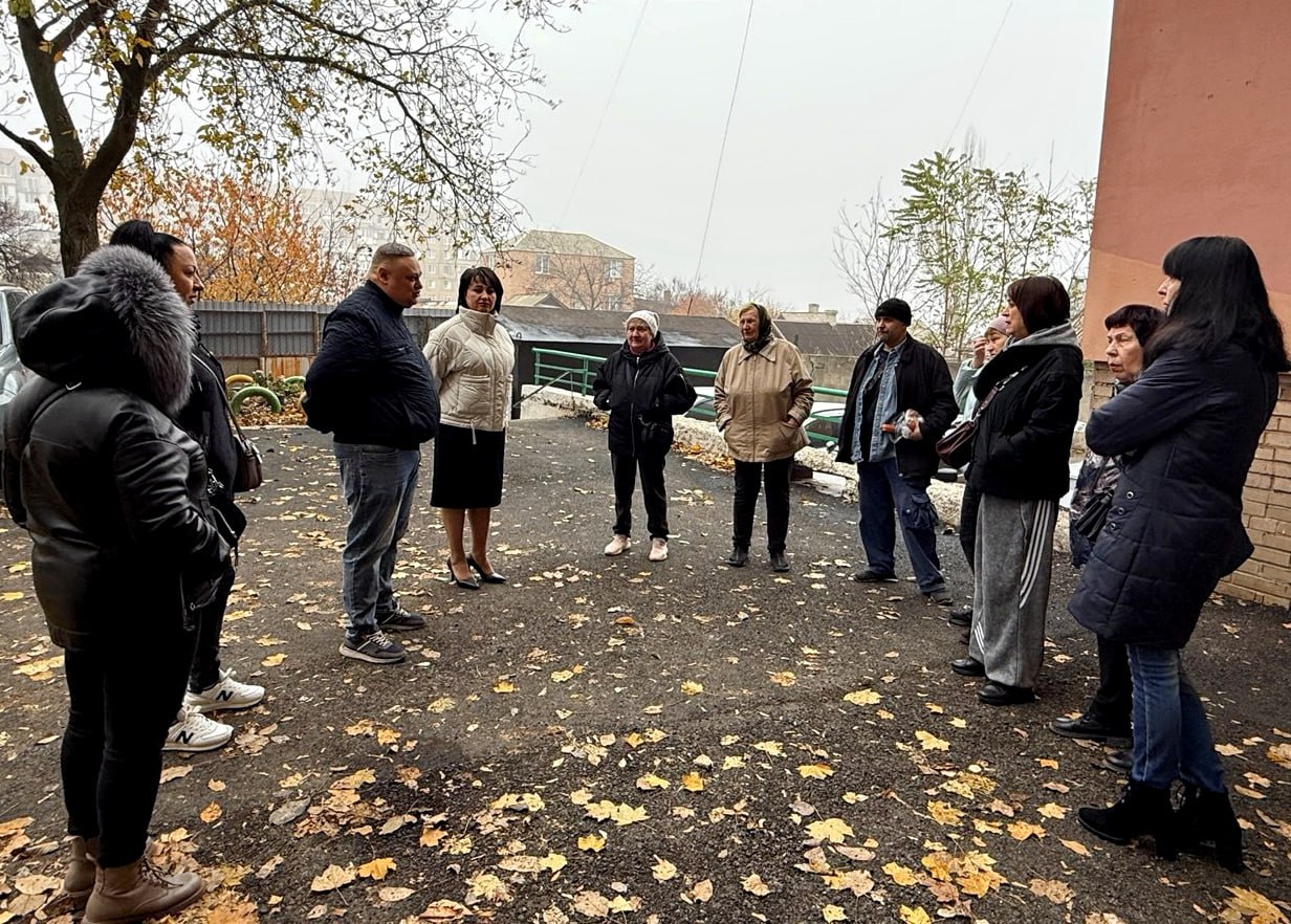 Иван Адамец: В Куйбышевском районе управляющий делами администрации городского округа Донецк Юлия Сницарь провела встречу с жителями дома №69в по проспекту Офицерскому Иван Адамец: В Куйбышевском районе управляющий делами администрации городского округа Донецк Юлия Сницарь провела встречу с жителями дома №69в по проспекту Офицерскому