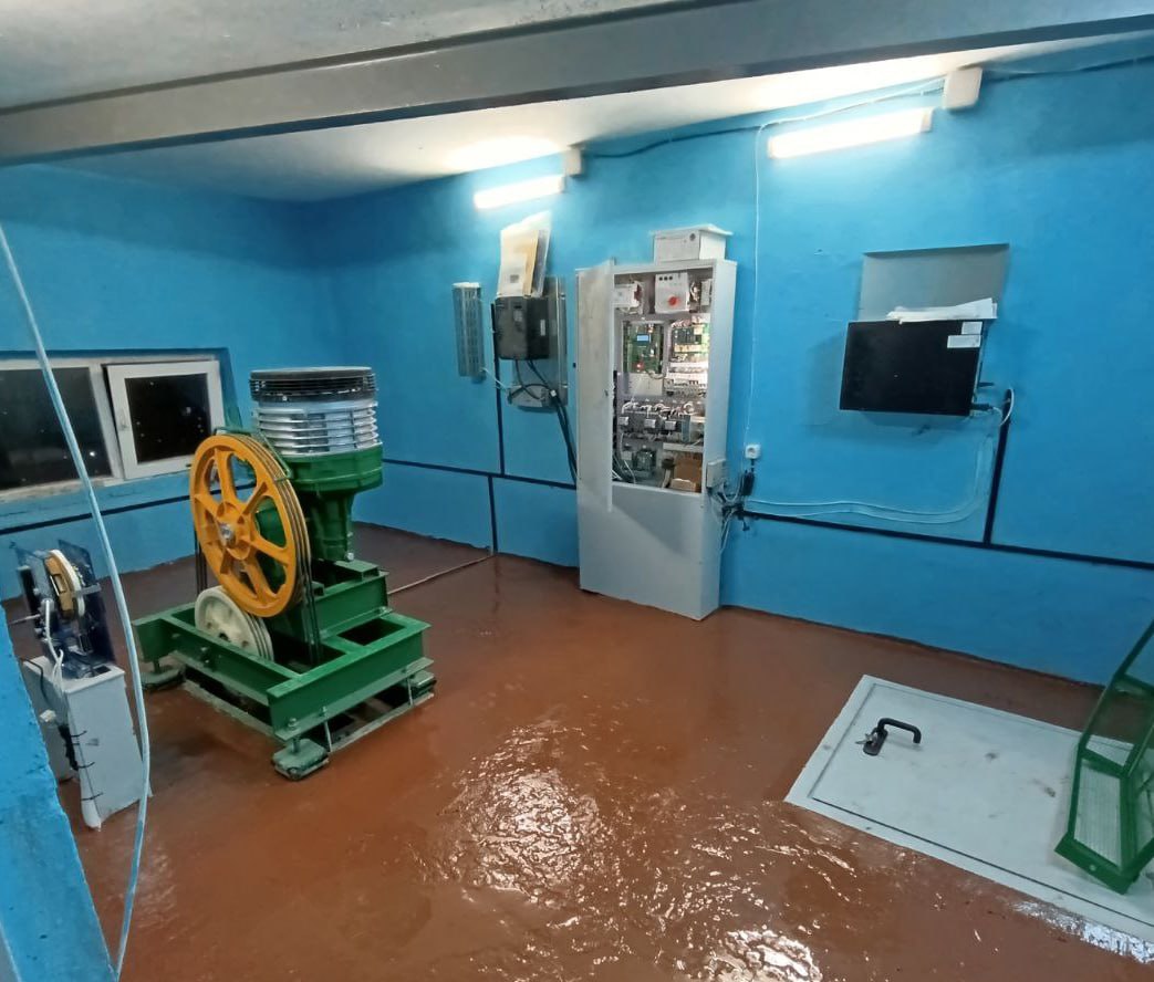 В Кировском устанавливают два новых лифта