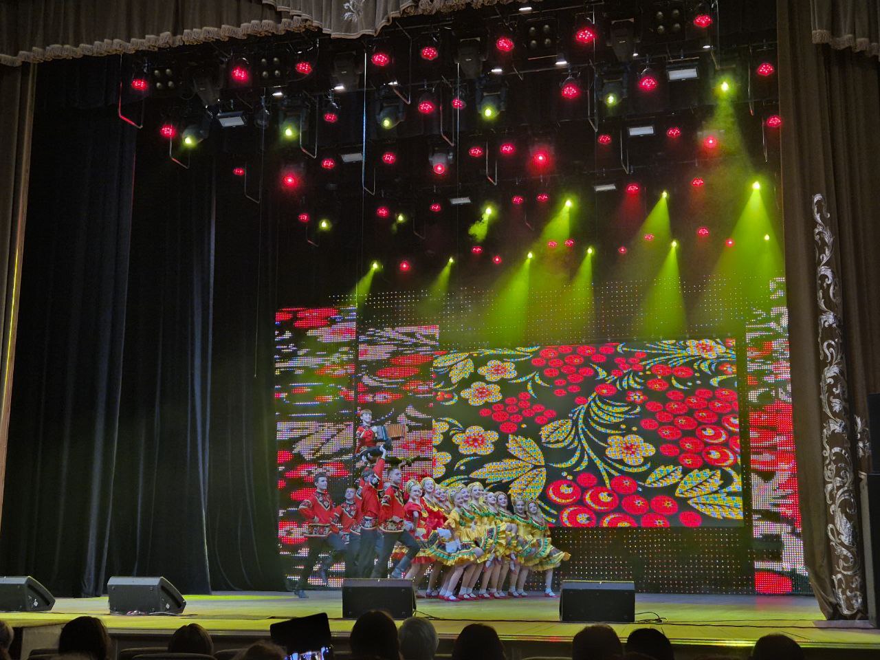 Константин Кузьмин: Ко Дню народного единства в Донецке состоялся Фестиваль национальных культур «Под знаком мира, дружбы и добра» Константин Кузьмин: Ко Дню народного единства в Донецке состоялся Фестиваль национальных культур «Под знаком мира, дружбы и добра»