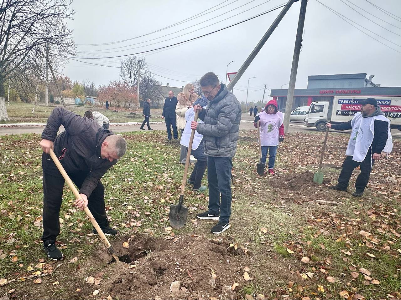В ноябре 2025 года филиал фонда «Защитники Отечества» в Донецкой Народной Республике вновь принял участие в организации и проведении ежегодной международной акции «Сад Памяти» В ноябре 2025 года филиал фонда «Защитники Отечества» в Донецкой Народной Республике вновь принял участие в организации и проведении ежегодной международной акции «Сад Памяти»