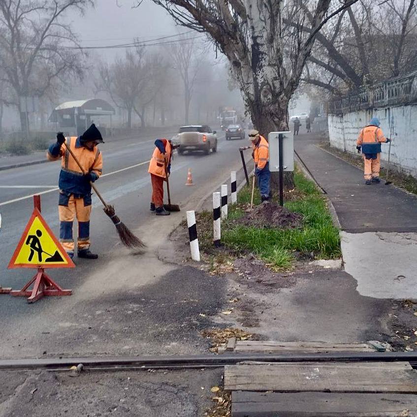 Михаил Меренков: Уборка обочин автодороги по улице Майской