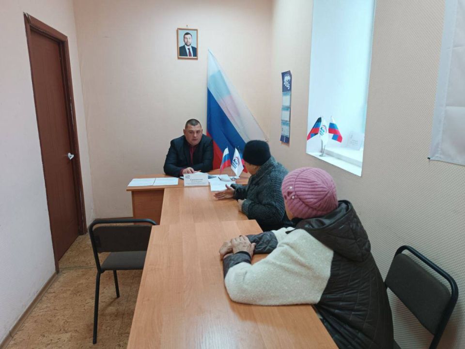 Сегодня, 5 ноября депутат Народного совета ДНР первого созыва Александр Камышов провёл приём граждан в Общественной приемной Председателя партии «Единая Россия» Червоногвардейского района городского округа Макеевка Сегодня, 5 ноября депутат Народного совета ДНР первого созыва Александр Камышов провёл приём граждан в Общественной приемной Председателя партии «Единая Россия» Червоногвардейского района городского округа Макеевка