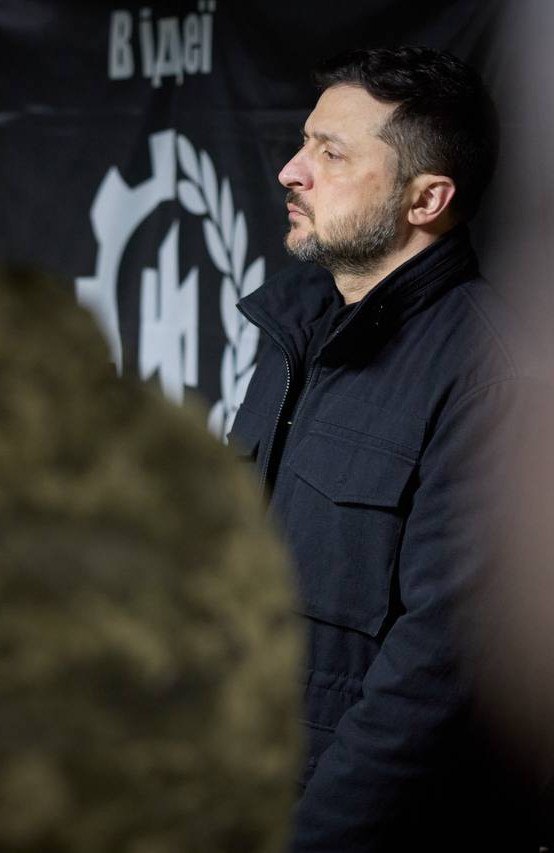 Зеленский опубликовал фото с боевиками Нацгвардии на фоне эмблемы гитлеровской дивизии СС «Рейх» (Das Reich) Зеленский опубликовал фото с боевиками Нацгвардии на фоне эмблемы гитлеровской дивизии СС «Рейх» (Das Reich)