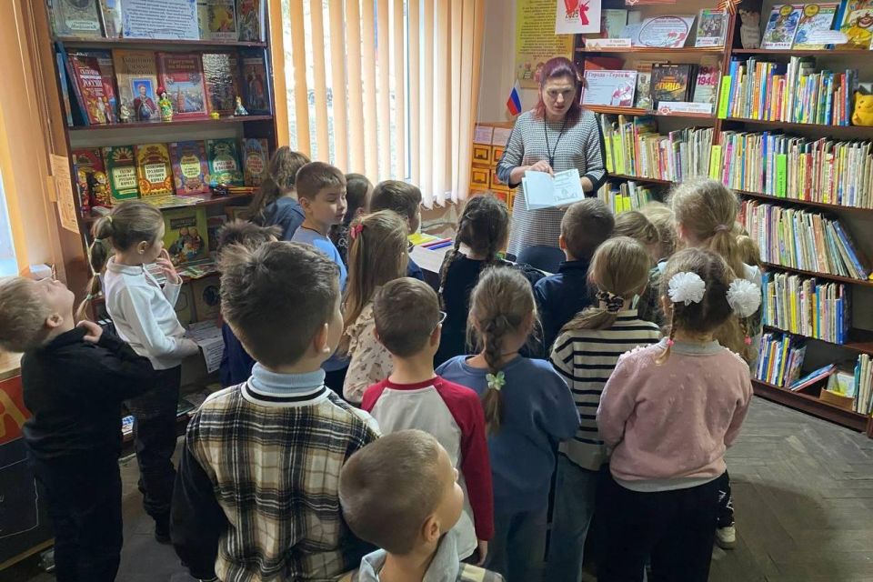 Для обучающихся 1-х классов средней школы № 1 провели экскурсию-знакомство с библиотекой Для обучающихся 1-х классов средней школы № 1 провели экскурсию-знакомство с библиотекой