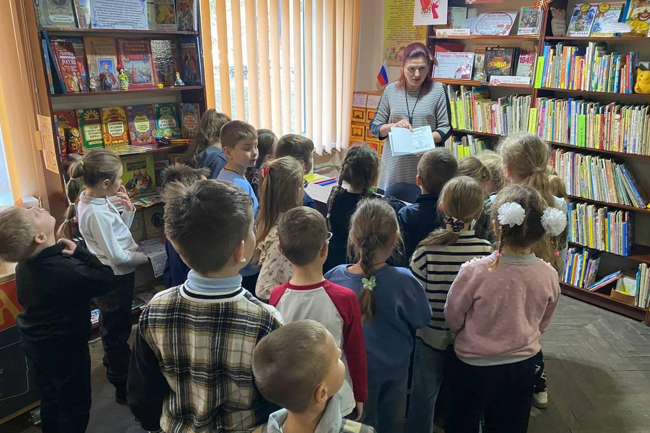 Для обучающихся 1-х классов средней школы № 1 провели экскурсию-знакомство с библиотекой Для обучающихся 1-х классов средней школы № 1 провели экскурсию-знакомство с библиотекой