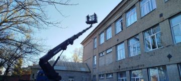 Специалисты из Хабаровского края занялись ремонтом кровли образовательного учреждения в Дебальцево