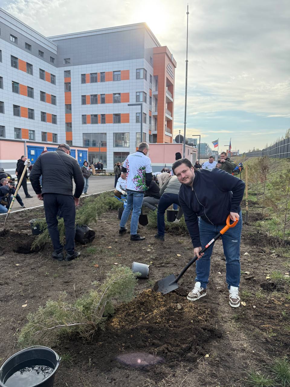 Начальник управления инвестиционной политики и формирования инвестиционного климата Александр Белоглазов совместно с АНО "Сад памяти" высадили более 800 различных деревьев и кустарников на территории Перинатального центра в...