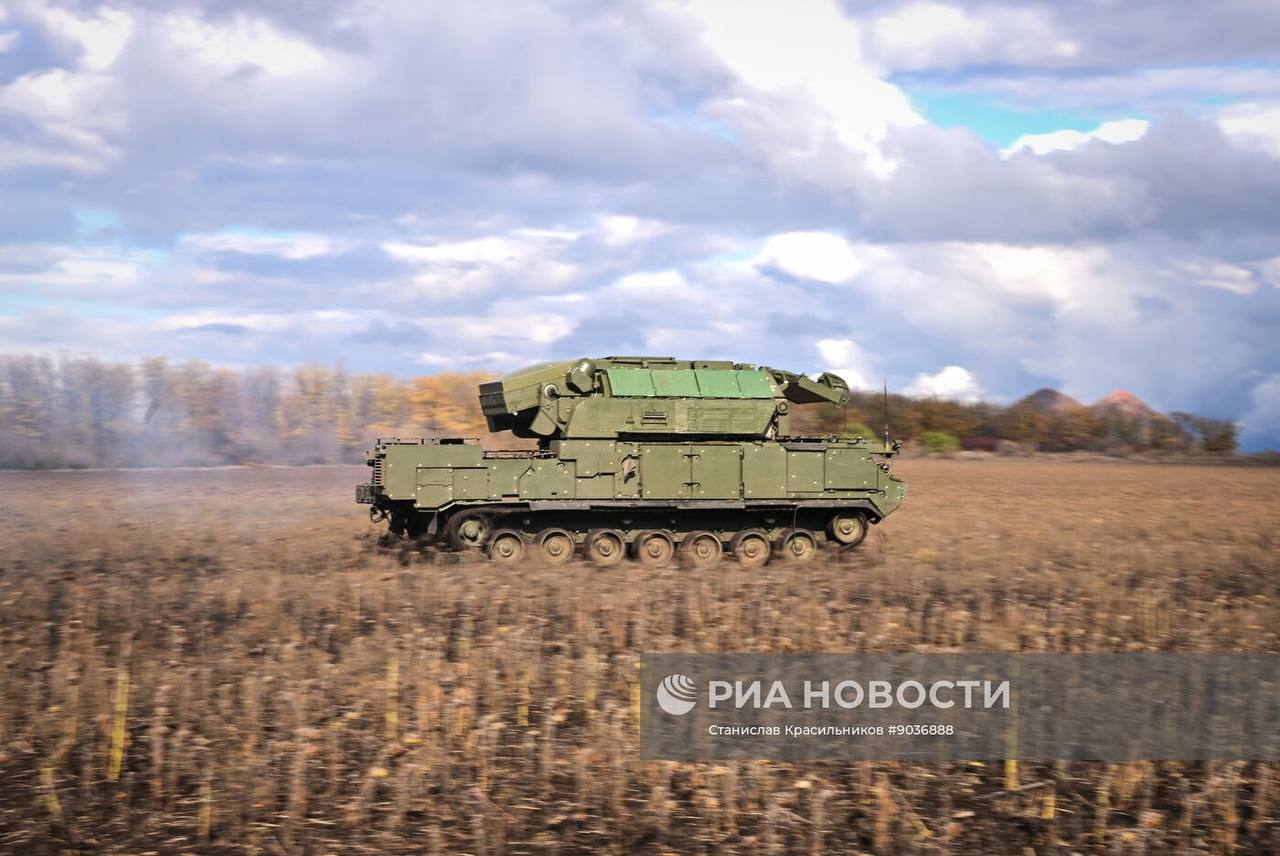 Выезд на боевое дежурство расчёта ЗРК 9К332 «Тор-М2» группировки войск «Центр» на Покровском (Красноармейском) направлении Выезд на боевое дежурство расчёта ЗРК 9К332 «Тор-М2» группировки войск «Центр» на Покровском (Красноармейском) направлении