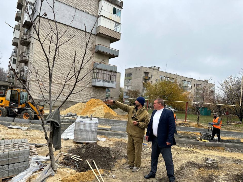 Денис Зубов: Администрацией городского округа Иловайск продолжаются работы по реализации мероприятия "благоустройство сквера в районе дома № 1 по переулку Театральный" Денис Зубов: Администрацией городского округа Иловайск продолжаются работы по реализации мероприятия "благоустройство сквера в районе дома № 1 по переулку Театральный"
