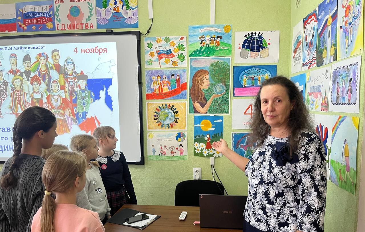 Выставка детского рисунка «В единстве наша сила» Выставка детского рисунка «В единстве наша сила»