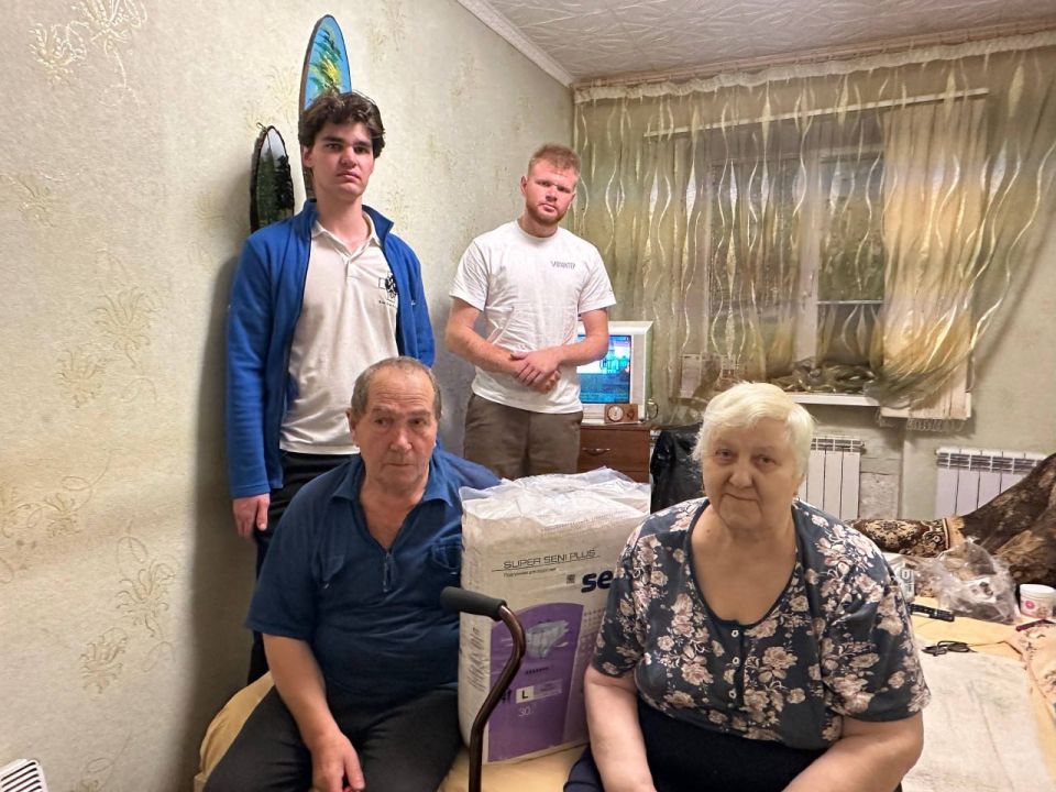 «День единых действий». В День Народного единства, в рамках Всероссийской акции «Россия - семья семей», представители администрации совместно с волонтёрами центра «Дома «День единых действий». В День Народного единства, в рамках Всероссийской акции «Россия - семья семей», представители администрации совместно с волонтёрами центра «Дома