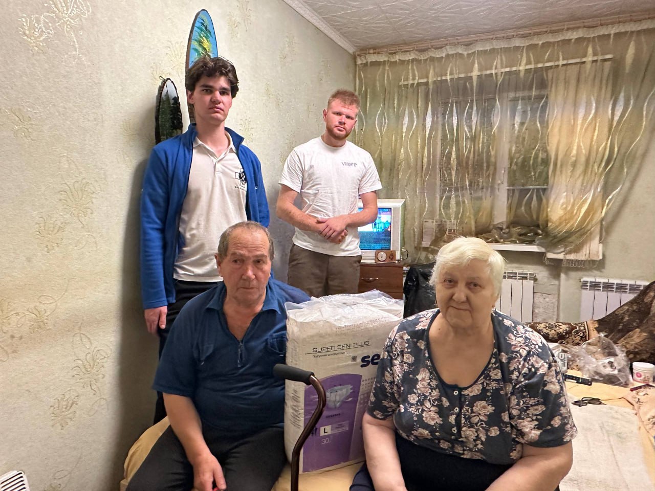 «День единых действий». В День Народного единства, в рамках Всероссийской акции «Россия - семья семей», представители администрации совместно с волонтёрами центра «Дома «День единых действий». В День Народного единства, в рамках Всероссийской акции «Россия - семья семей», представители администрации совместно с волонтёрами центра «Дома